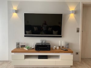Familie appartement, 2 slaapkamers, uitzicht op tuin | Woonruimte | Flatscreentelevisie, een videogameconsole, Netflix en een dvd-speler