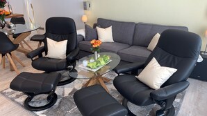 Condo dành cho gia đình, 2 phòng ngủ, không hút thuốc, phòng tắm hơi | Khu phòng khách | TV màn hình phẳng 40-inch có truyền hình cáp, máy chơi game, Netflix