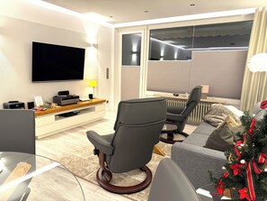 Premium appartement, uitzicht op tuin, op benedenverdieping | Woonruimte | Flatscreentelevisie, een videogameconsole, Netflix en een dvd-speler