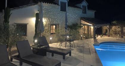 Delightful stone farmhouse in vineyard with private pool and 3 en suite bedrooms