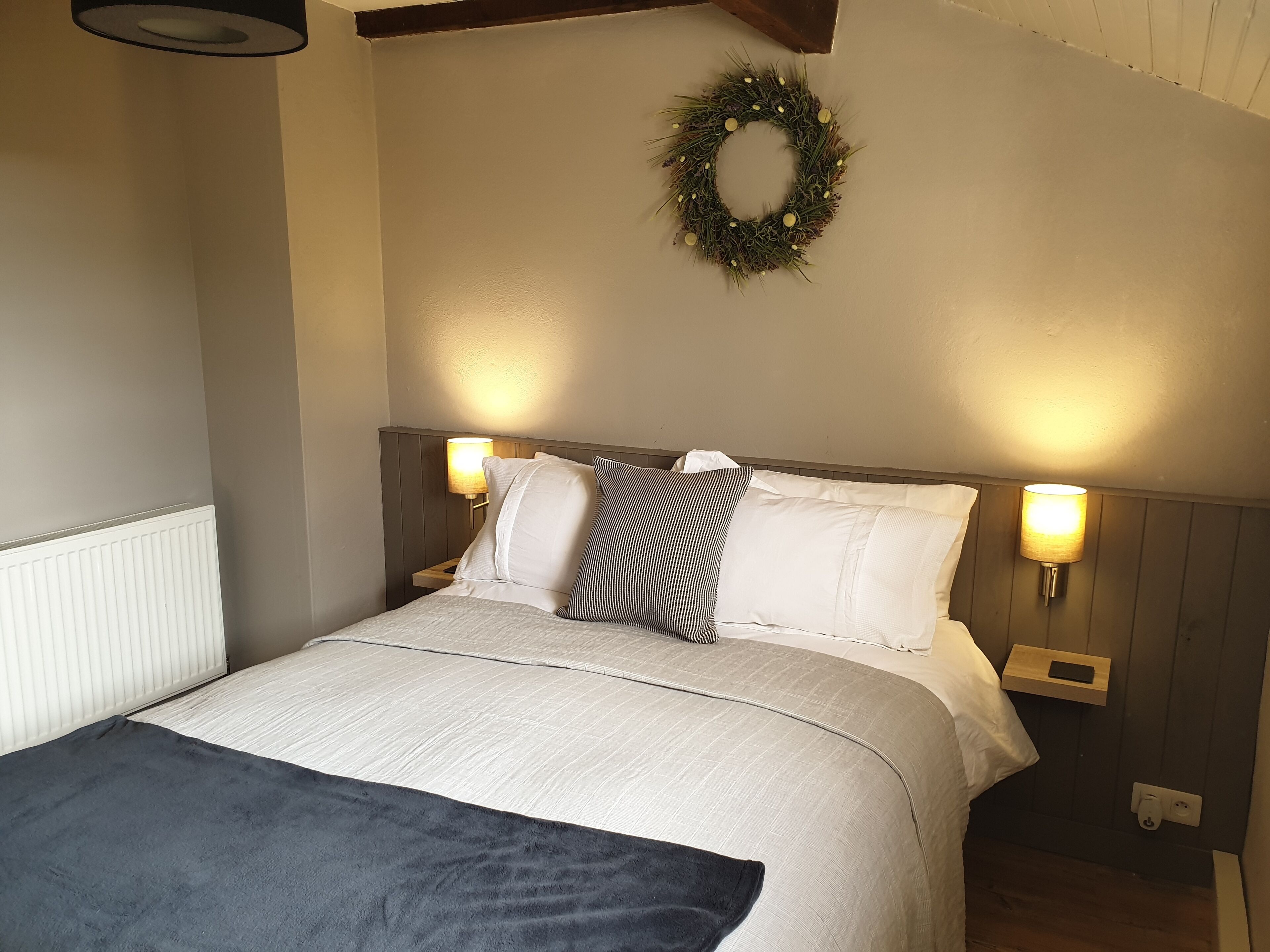 3 dormitoris, escriptori i planxa i posts de planxar 