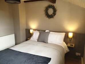 3 bedrooms, desk, iron/ironing board, travel cot