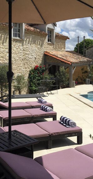 Outdoor dining - Delightful stone farmhouse in vineyard with private pool and 3 en suite bedrooms (Villeneuve-de-Duras)