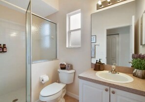 Dusche, Haartrockner, Handtücher, Seife