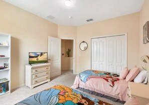 5 عدّة غرف نوم وخزنة داخل الغرفة ومكتب ومكواة/لوح كي