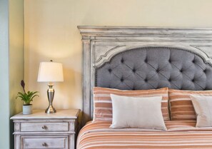 5 Schlafzimmer, Zimmersafe, Schreibtisch, Bügeleisen/Bügelbrett