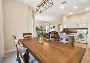 Dining - Escape to Comfort & Elegance: Spacious 5-beds Mediterranean villa close to Parks (Davenport)