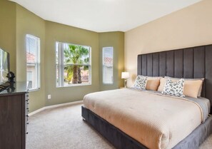 5 bedrooms, in-room safe, desk, iron/ironing board - Escape to Comfort & Elegance: Spacious 5-beds Mediterranean villa close to Parks (Davenport)