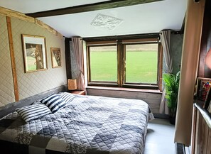 5 habitaciones, tabla de planchar con plancha, wifi y ropa de cama