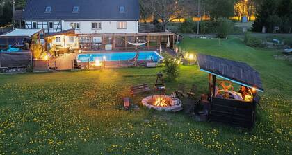 THE OLD BARN: Luxus-Haus mit Whirlpool & Kamin. Basis Riesengebirge/Berlin.