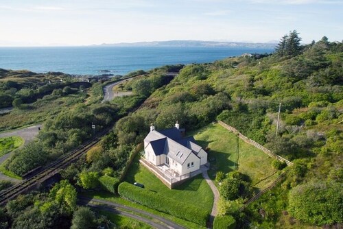 Mallaig Cottage - Harry Potter Steam Train Passes at bottom of Garden