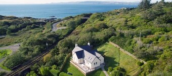 Mallaig Cottage - Harry Potter Steam Train Passes at bottom of Garden