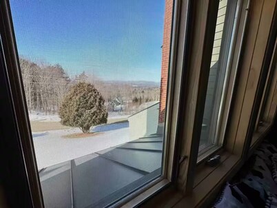 Ski-in Condo on Mountain Woodstove/Hot Tub Access