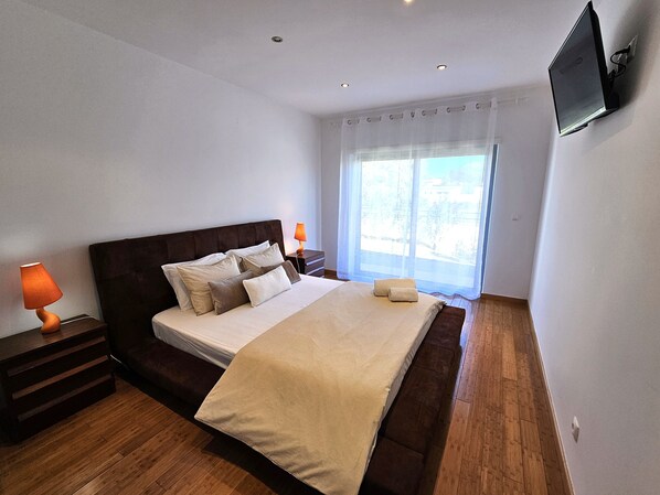 4 bedrooms, iron/ironing board, WiFi, bed sheets