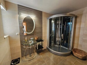 Regadera, tina de hidromasaje, secadora de cabello, bidet