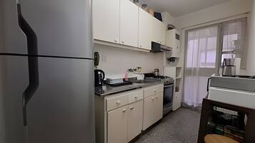 Een koelkast, een microgolfoven, een oven, een broodrooster