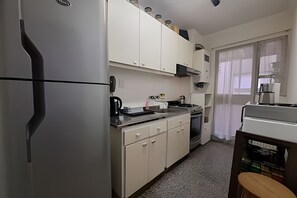 Een koelkast, een microgolfoven, een oven, een broodrooster