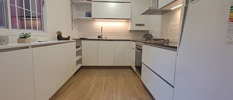 Microondas, horno, tostadora y utensilios de cocina