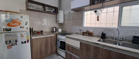 KĂŒhlschrank, Ofen, Toaster, Kochgeschirr/Geschirr/Besteck
