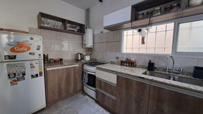 Refrigerador, horno, tostadora y utensilios de cocina 