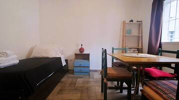 2 bedrooms, internet, bed sheets, wheelchair access