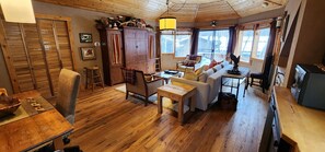 Smart-TV, Kamin, Videospiele, Bücher