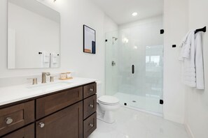 ヘアドライヤー、タオル、石鹸、トイレットペーパー