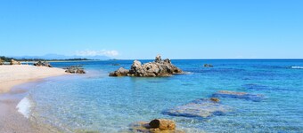 Lovely T2 apartment in residence with swimming pool and sea view. Free parking.