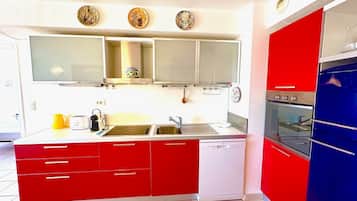 Een koelkast, een microgolfoven, een oven, een kookplaat