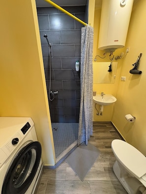 Doccia, asciugacapelli, asciugamani, sapone