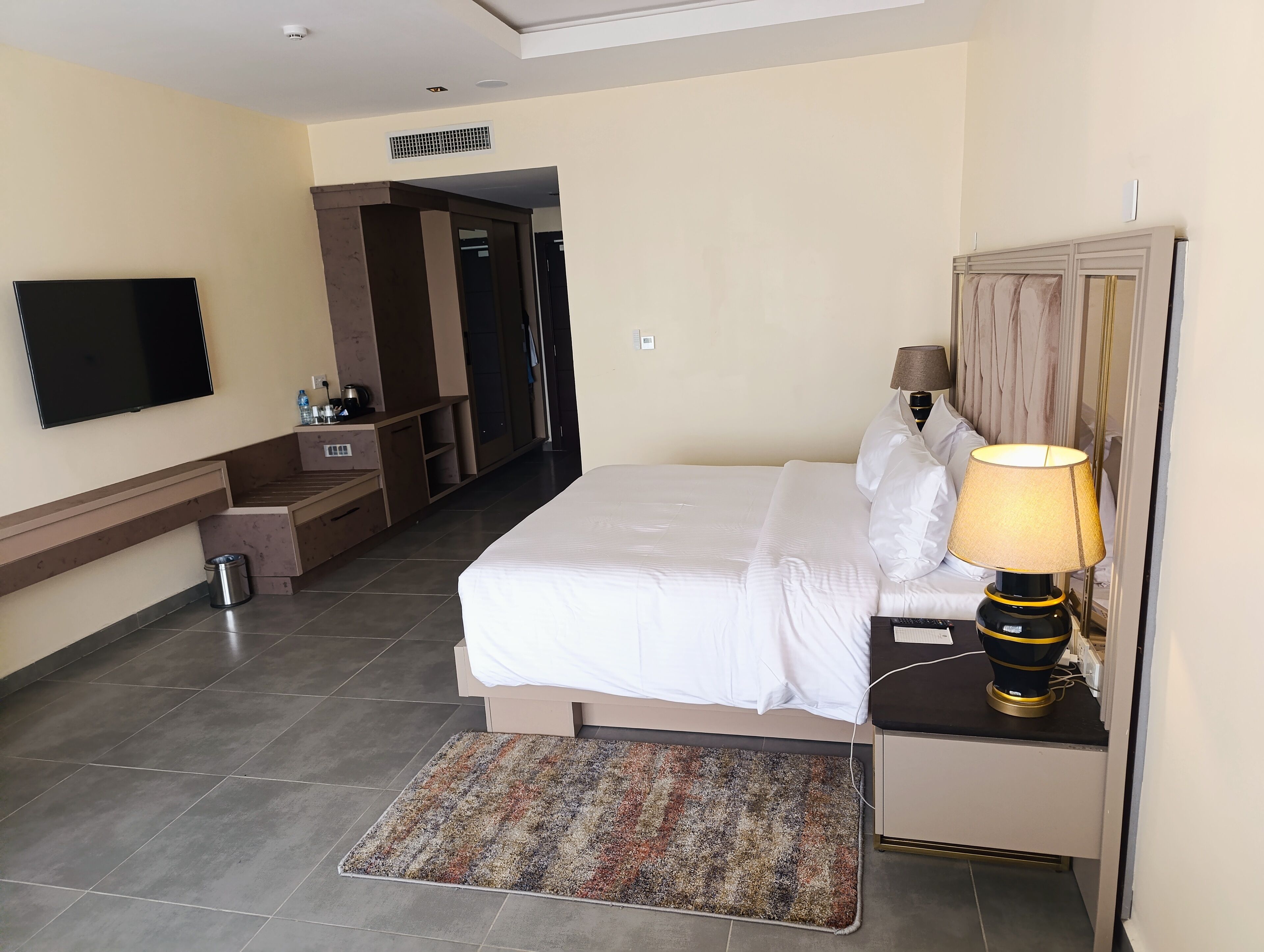 ห้องเบสิกซิงเกิล, เตียงคิงไซส์ 1 เตียง, วิวทะเลสาบ | ผ้าปูที่นอนฝ้ายอียิปต์, เครื่องนอนระดับพรีเมียม, มินิบาร์