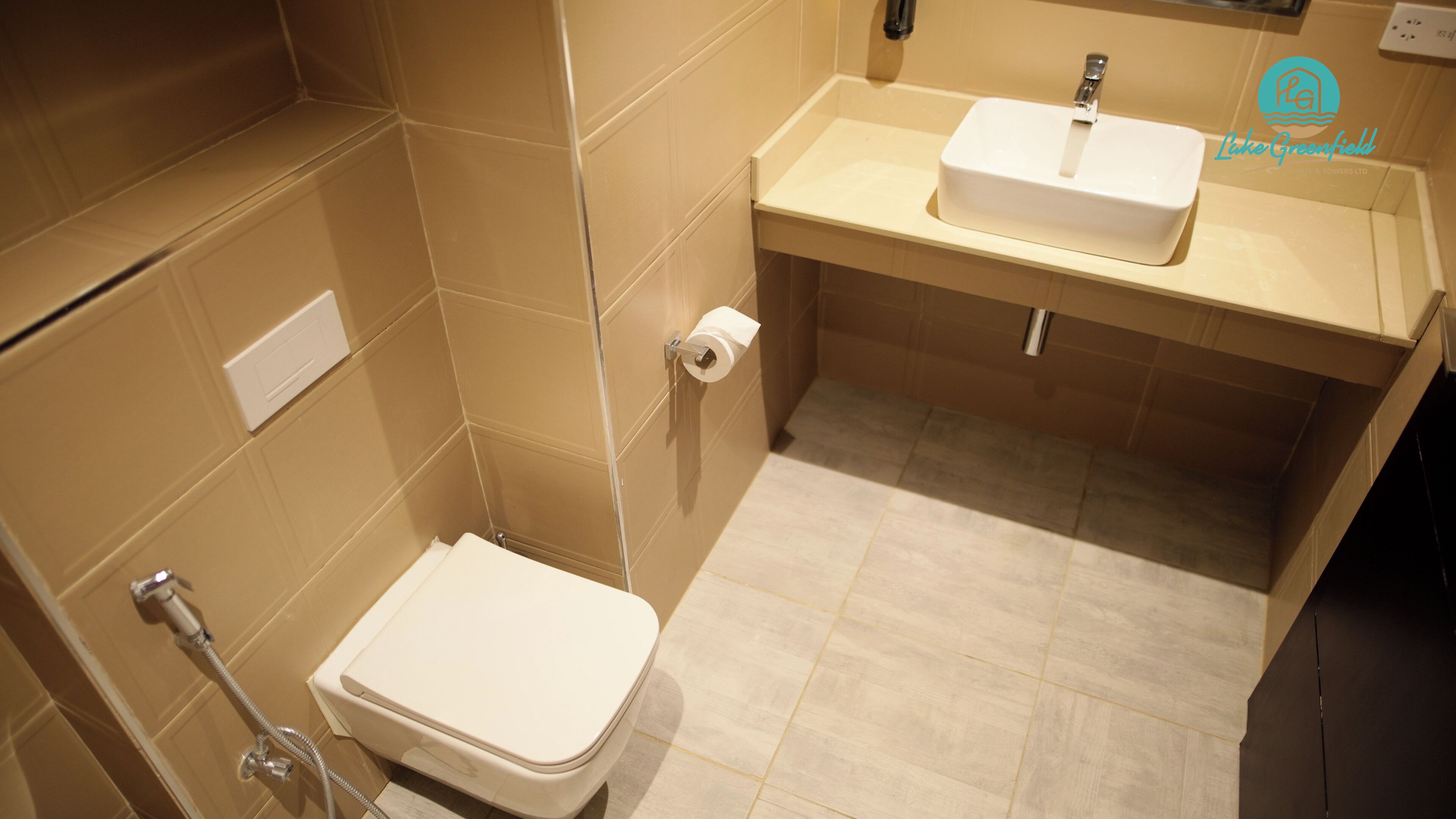 Ein Badezimmer mit Toilette, Waschbecken und Dusche.
