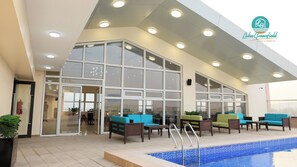 Una piscina al aire libre