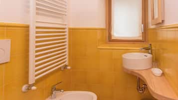 Dusche, Haartrockner, Bidet, Handtücher