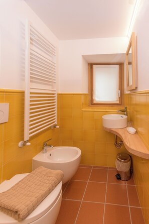 Dusj, hårføner, bidé og håndklær