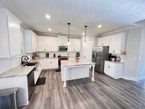 Private kitchen - Farmhouse 3BR/3.5B. 9 mi from Augusta National. (Grovetown)