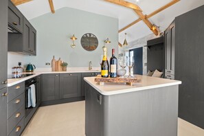 Kühlschrank, Mikrowelle, Ofen, Geschirrspüler