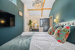 2 bedrooms, desk, iron/ironing board, WiFi