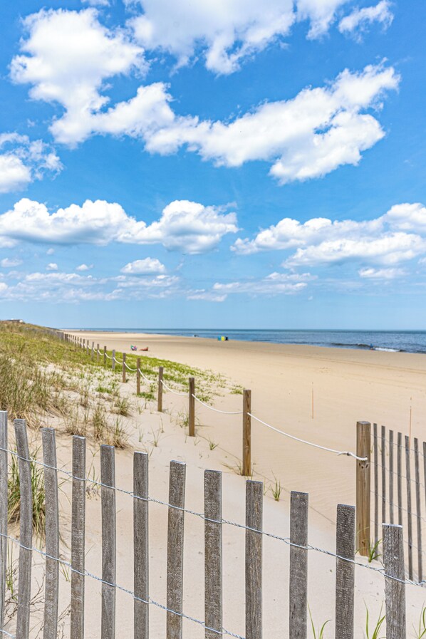 Beach - Cozy and modern 1-bedroom ocean block condo with private balcony (Ocean City)