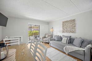 Smart TV - Cozy and modern 1-bedroom ocean block condo with private balcony (Ocean City)