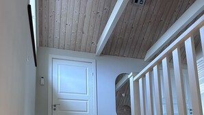 A staircase with wooden steps and white railings, leading to a white door with a small window above it. - Cozy apartment in own house with terrace near Lassalyckan (Västra Götalands län)
