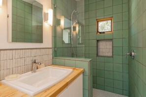 Haartrockner, Handtücher, Seife, Toilettenpapier