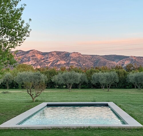 House with heated swimming pool and breathtaking views of the Luberon