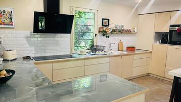 Een koelkast, een microgolfoven, een oven, een kookplaat