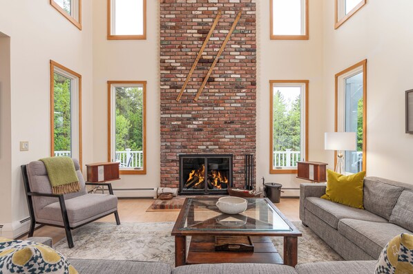 Fernseher, Kamin, Bücher, Musikbibliothek