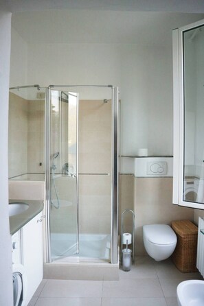 Shower, hair dryer, bidet, towels - SIMO HOUSE, STUNNING LAKE VIEW, BALCONY (Carate Urio)