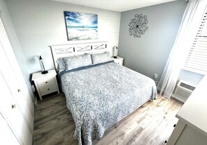 1 dormitorio, tabla de planchar con plancha, wifi y ropa de cama