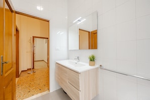 Comfort appartement | Badkamer | milieuvriendelijk toiletgerief, een haardroger, een bidet, handdoeken
