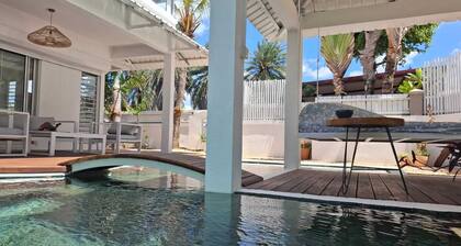 3-ensuite bedroom Beach House in Albion with a pool, a hammam and the beach