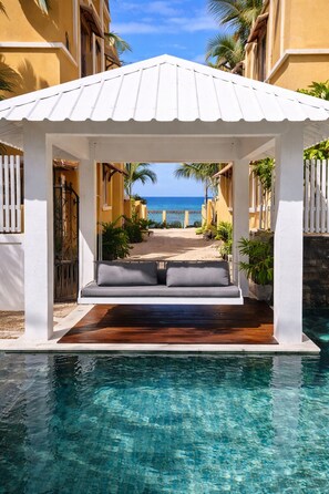 Property grounds - 3-ensuite bedroom Beach House in Albion with a pool, a hammam and the beach (Albion)